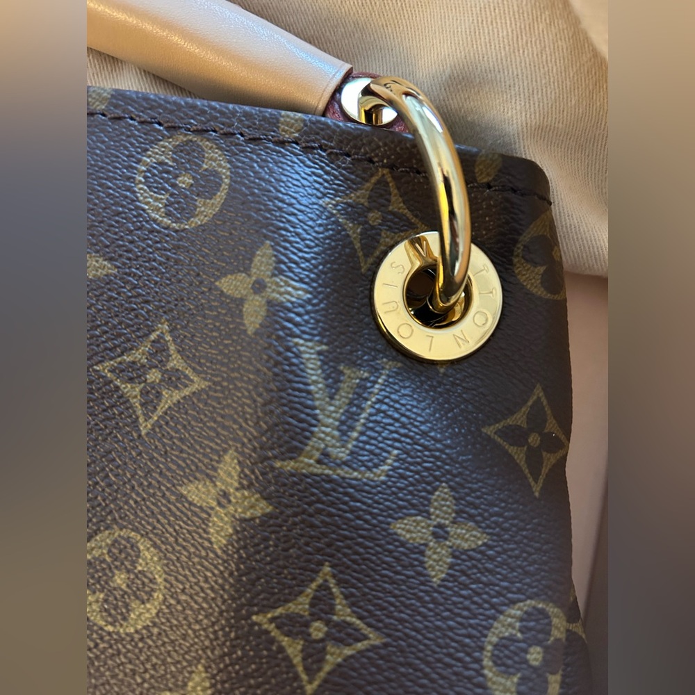 Authentic Louis Vuitton Artsy MM – Monogram Canvas - Picture 8 of 15